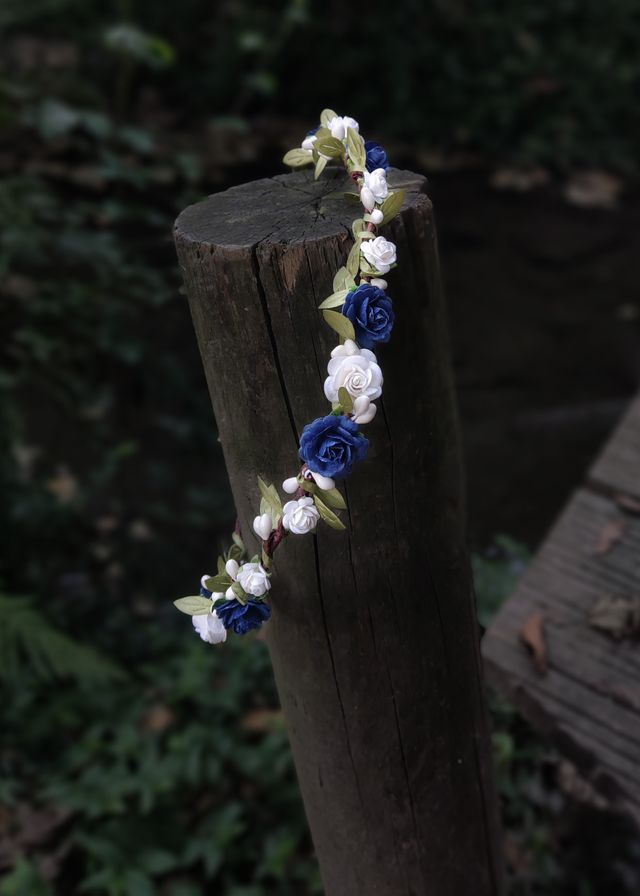 Corona de flores azul marino y blanca