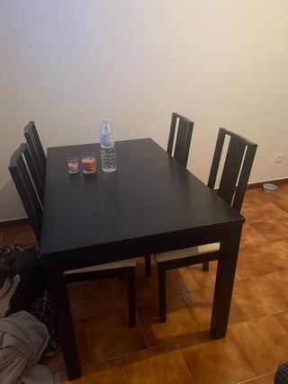 Mesa y 4 sillas comedor