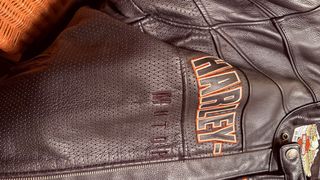 Chaqueta cuero Harley Davidson.