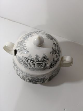 Sopera antigua de porcelana