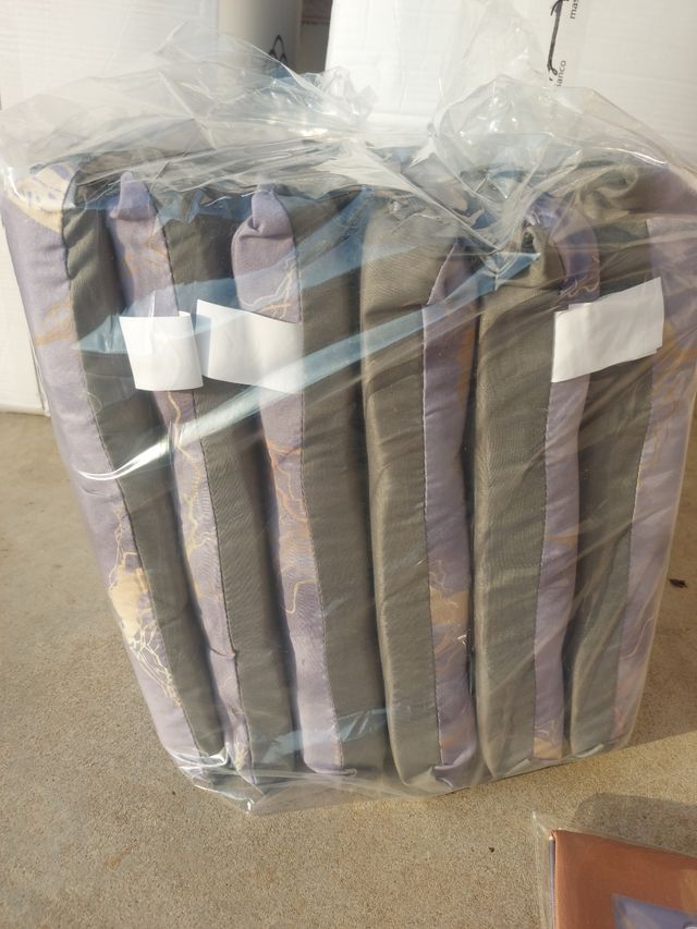 Cuscini e tovaglia stile marmo grigio