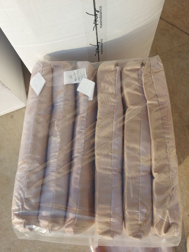 Cuscini e tovaglia stile marmo grigio