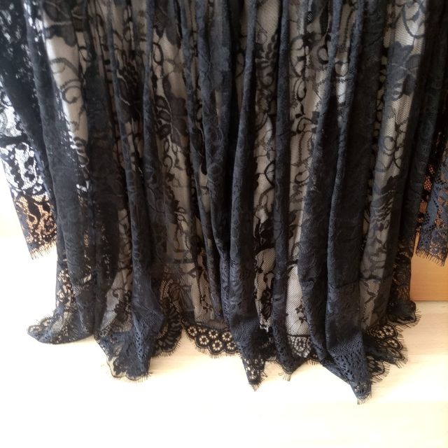 Vestido negro de encaje.