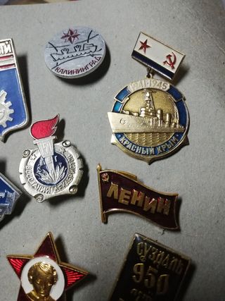 Lote 13 emblemas URSS y Bulgaria