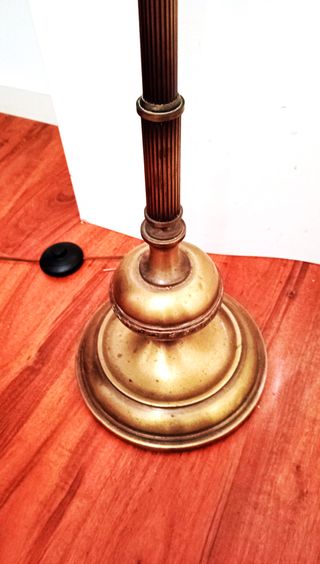 Preciosa lámpara de pie de bronce