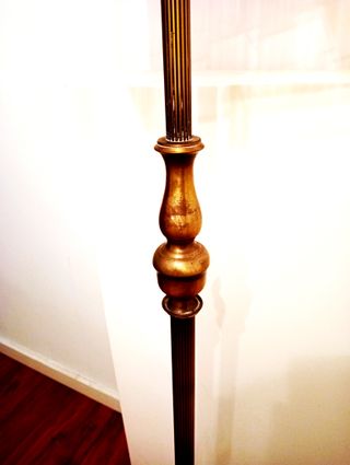 Preciosa lámpara de pie de bronce