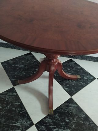 Mesa redonda,madera, pie labrado con dorado en los
