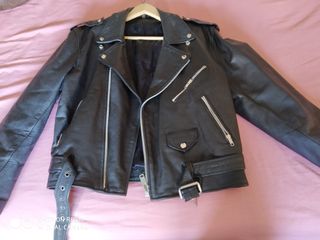 cazadora negra de cuero tipo motorista L