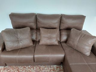 Chaiselongue de piel marrón chocolate.