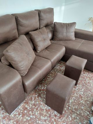 Chaiselongue de piel marrón chocolate.