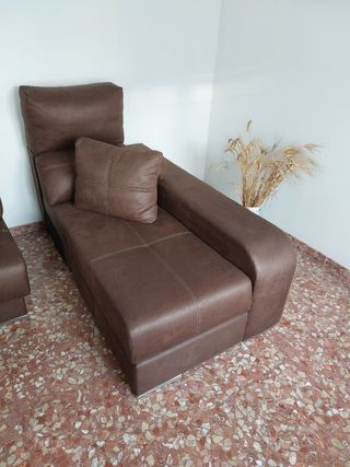 Chaiselongue de piel marrón chocolate.