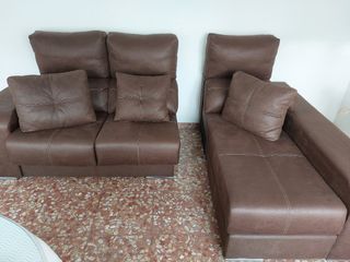 Chaiselongue de piel marrón chocolate.