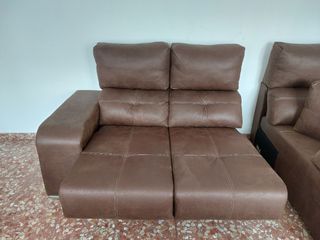 Chaiselongue de piel marrón chocolate.
