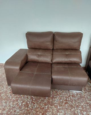Chaiselongue de piel marrón chocolate.
