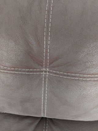 Chaiselongue de piel marrón chocolate.