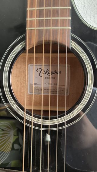 Guitarra electroacústica y amplificador