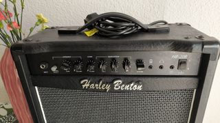 Guitarra electroacústica y amplificador