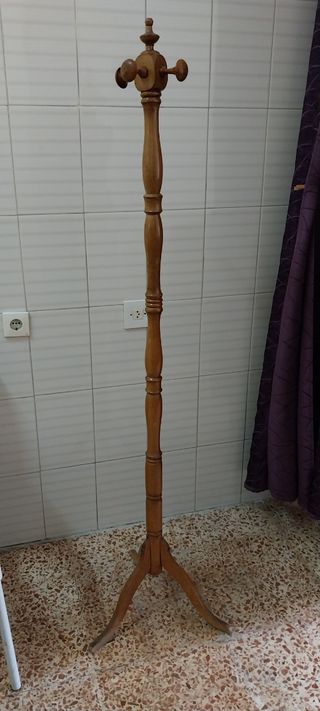 Pechero de pie de madera 