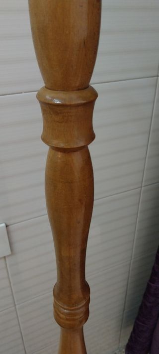 Pechero de pie de madera 