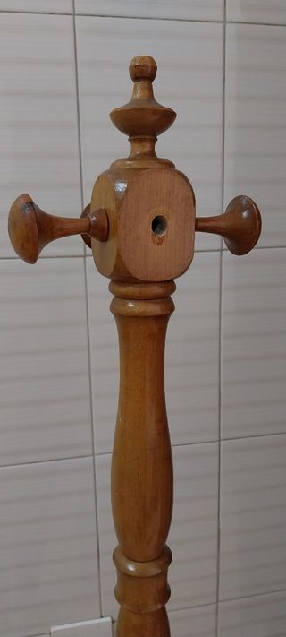 Pechero de pie de madera 