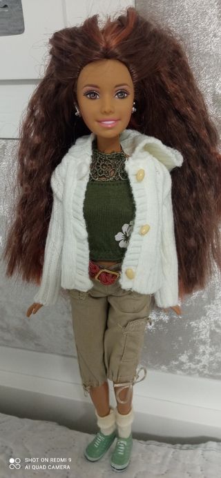 Muñeca Barbie de Niki verde