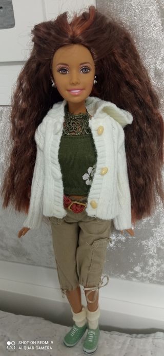 Muñeca Barbie de Niki verde