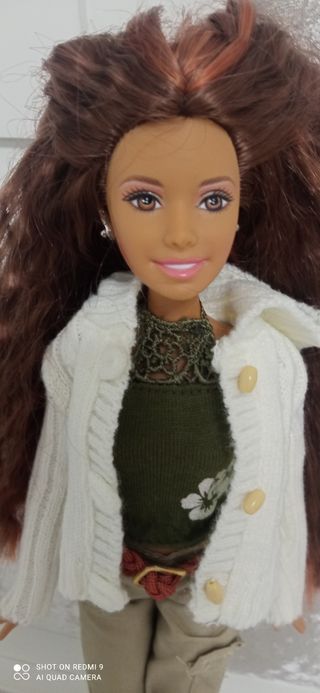 Muñeca Barbie de Niki verde