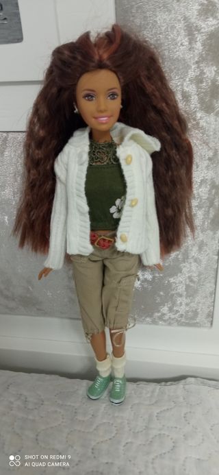 Muñeca Barbie de Niki verde