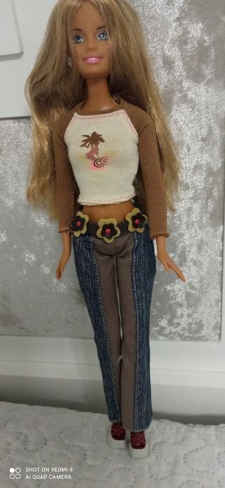 Muñeca Barbi de gersey blanco