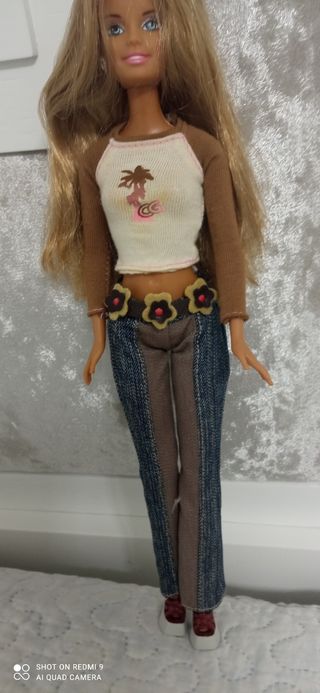 Muñeca Barbi de gersey blanco