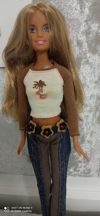 Muñeca Barbi de gersey blanco