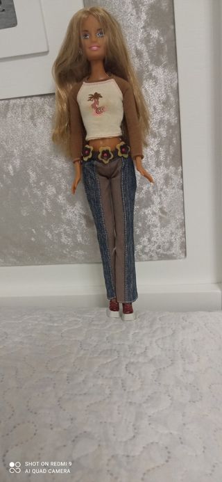 Muñeca Barbi de gersey blanco