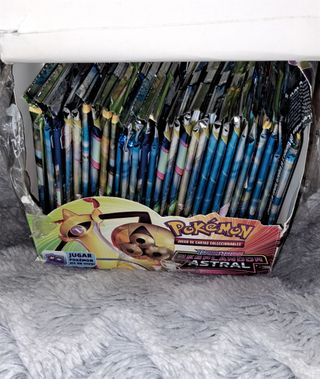 Caja de Cartas Replica Pokemon Resplandor Astral