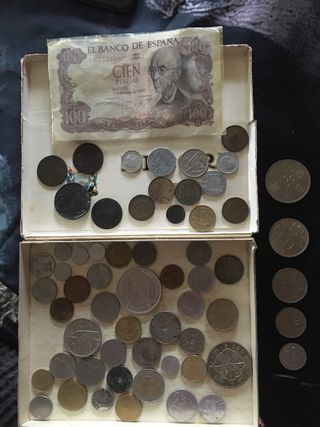 Monedas antiguas y billete de cien pesetas