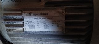 Compresor de aire industrial y condensador.