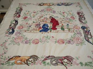 Colcha antigua bordada.