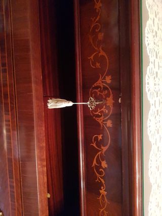 Comoda con marqueteria..perfecta