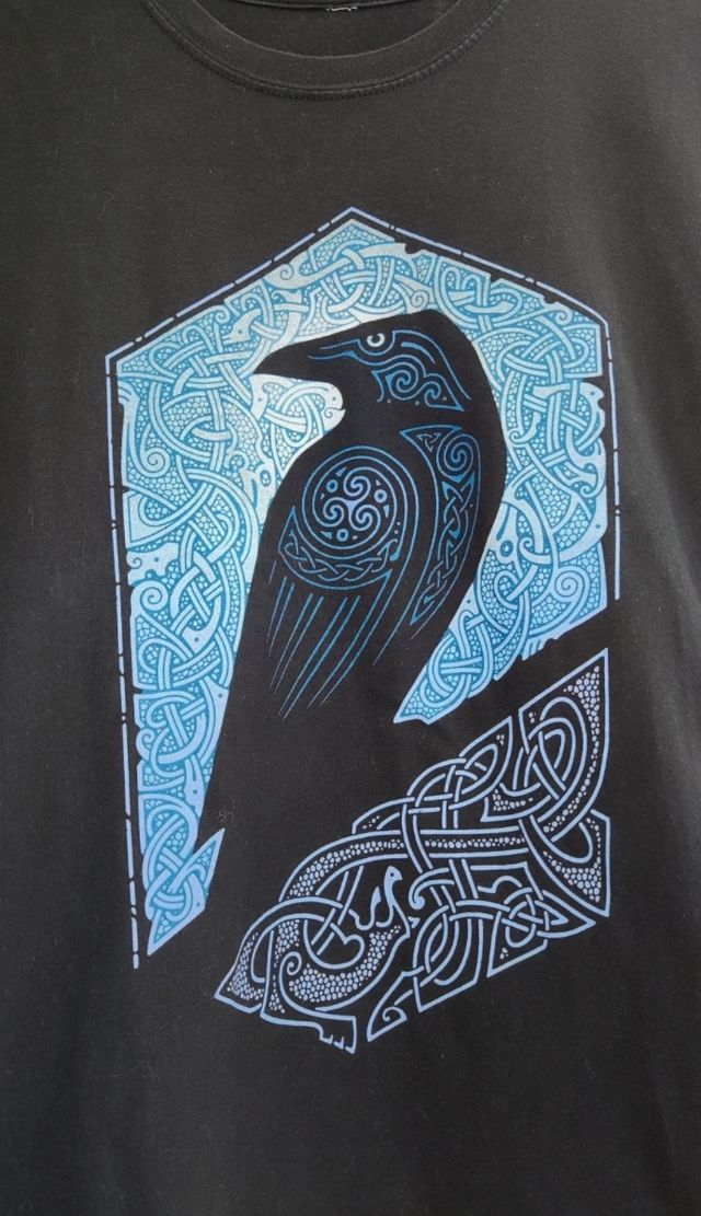 Camiseta Qwertee cuervo celta