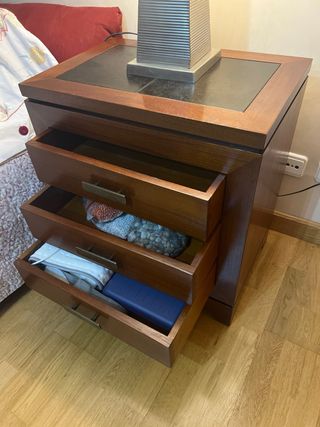 2 Mesitas madera y piel
