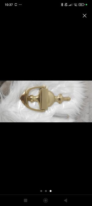 Aldabador puerta latón