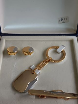 Conjunto llavero,alfiler y gemelos