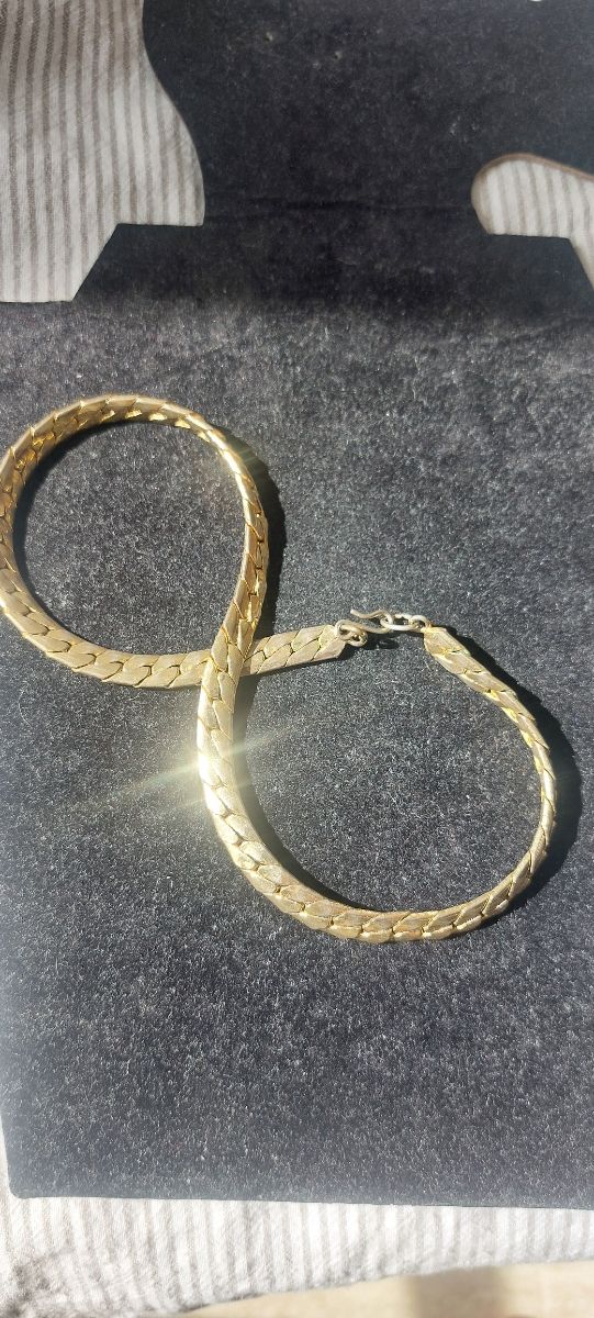 Collar antiguo dorado.