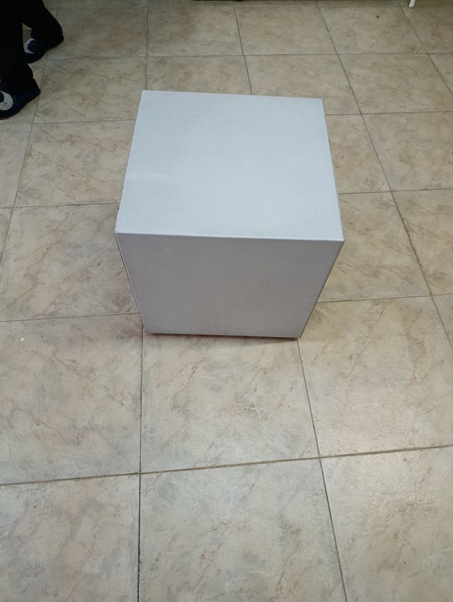 Mesita con ruedas de metal