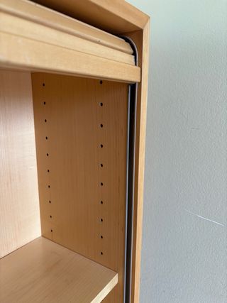 Armario vintage de madera con puerta enrollable