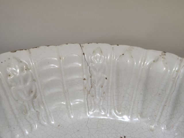 Antica vasca in terracotta con rilievi