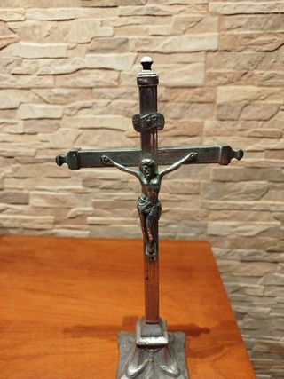 Crucifijo  Iglesia  de metal  .