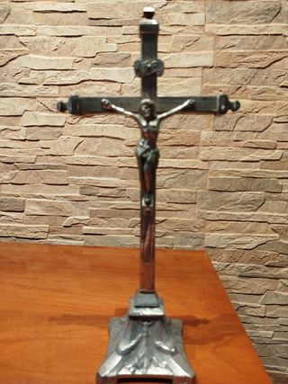Crucifijo  Iglesia  de metal  .