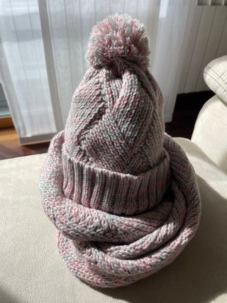 Gorro con pompón y braga de cuello