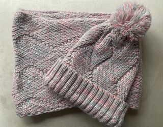 Gorro con pompón y braga de cuello