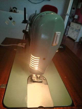 Máquina de coser antigua Alfa